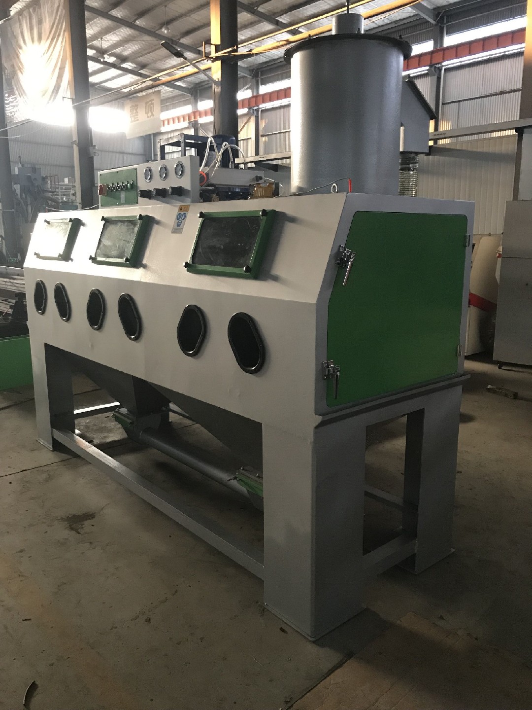 三工位手動環(huán)保型噴砂機